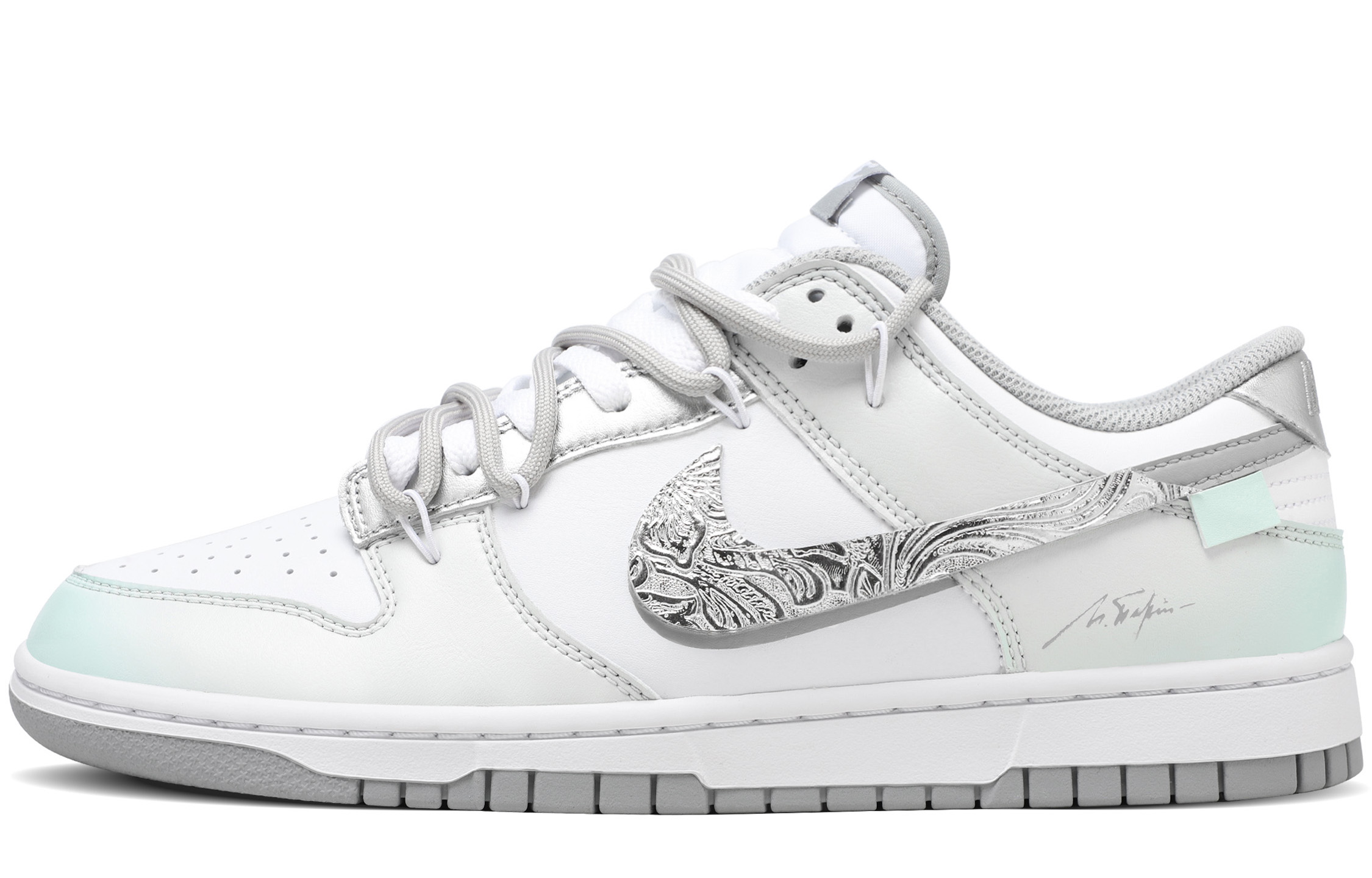 Nike Мужские низкие скейтбордические кроссовки Dunk с дышащей конструкцией и возможностью увеличения высоты, серый с белыми элементами
Nike Мужские низкие скейтбордические кроссовки Dunk с дышащей конструкцией и возможностью увеличения высоты, серый с белыми элементами