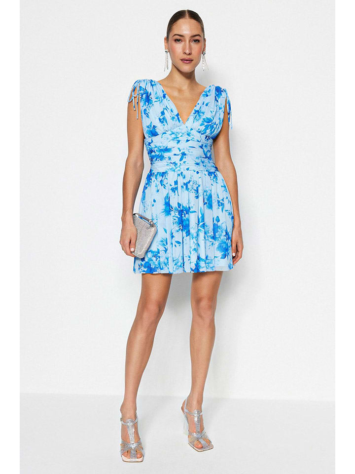 Короткое платье trendyol, светло-синий
Короткое платье trendyol, светло-синий