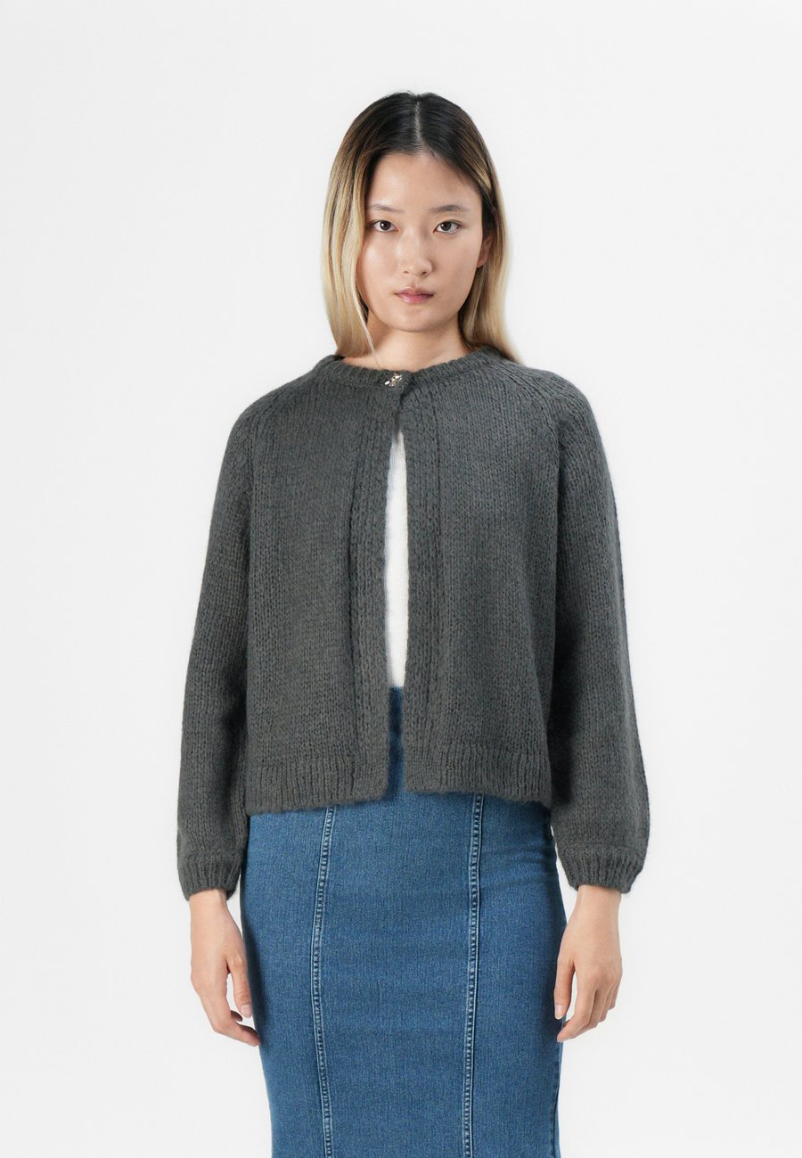 Кардиган VILA VIMOYANO O NECK CARDIGAN, Medium Grey Melange/Mottled Grey
Кардиган VILA VIMOYANO O NECK CARDIGAN, Medium Grey Melange/Mottled Grey