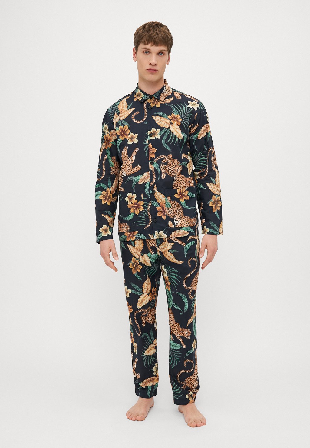 Пижама MENS POCKET - Pyjama set Desmond & Dempsey, черный
Пижама MENS POCKET - Pyjama set Desmond & Dempsey, черный