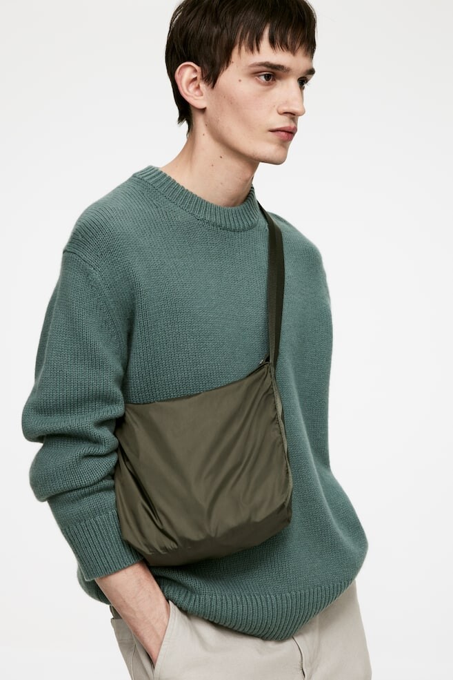 Маленькая складная сумка-мессенджер Arket, хаки
Маленькая складная сумка-мессенджер Arket, хаки