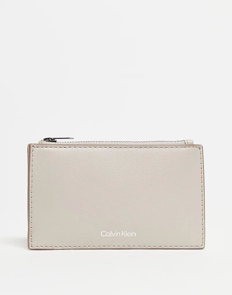 Кошелек на молнии с логотипом Calvin Klein бежевого цвета
Кошелек на молнии с логотипом Calvin Klein бежевого цвета