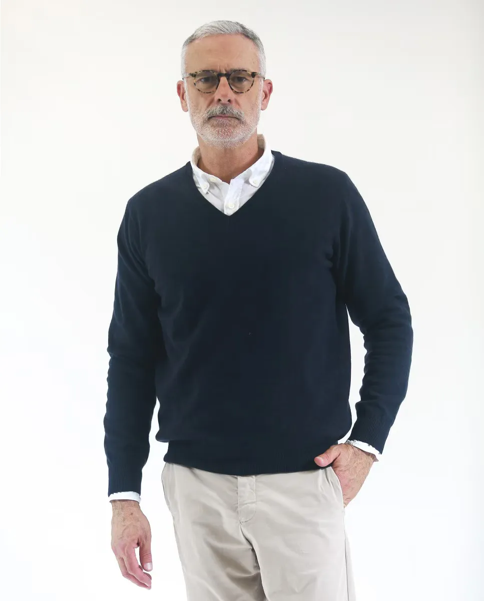 Мужской джемпер 100% шерсть темно-синий с V-образным вырезом Wickett Jones
Мужской джемпер 100% шерсть темно-синий с V-образным вырезом Wickett Jones