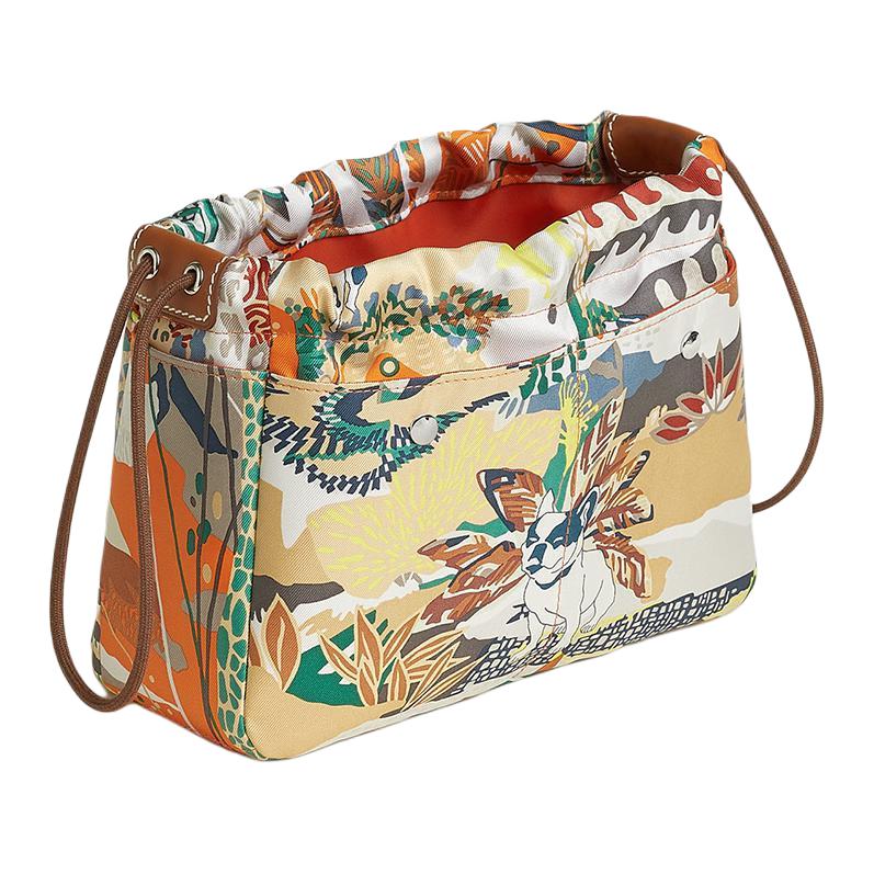 HERMES Шелковый клатч с телячьей кожей барения
HERMES Шелковый клатч с телячьей кожей барения