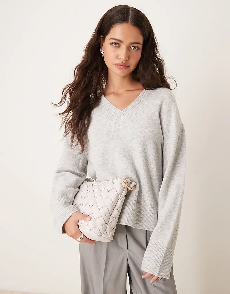 Джемпер с V-образным вырезом светло-серого цвета New Look
Джемпер с V-образным вырезом светло-серого цвета New Look