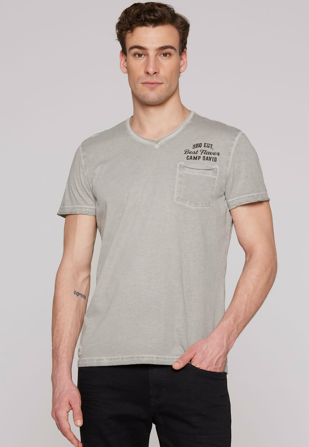 Футболка с принтом MIT BRUSTTASCHE UND BACKPRINT Camp David, серый
Футболка с принтом MIT BRUSTTASCHE UND BACKPRINT Camp David, серый