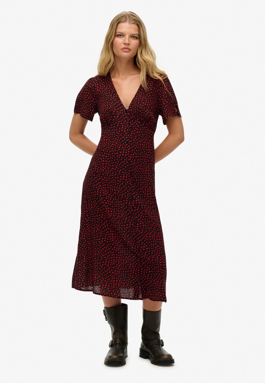Платье Superdry & Co PRINTED BUTTON-UP SHORT SLEEVE MIDI TEA, Red Hearts/Red
Платье Superdry & Co PRINTED BUTTON-UP SHORT SLEEVE MIDI TEA, Red Hearts/Red
