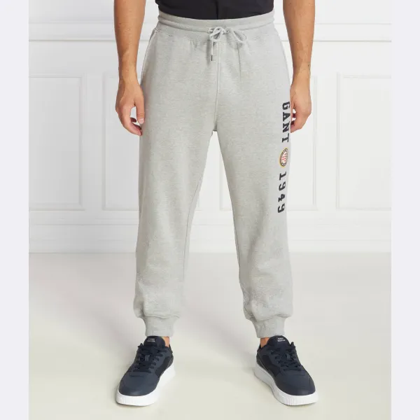 Спортивные брюки классического кроя с гербом Gant, серый
Спортивные брюки классического кроя с гербом Gant, серый
