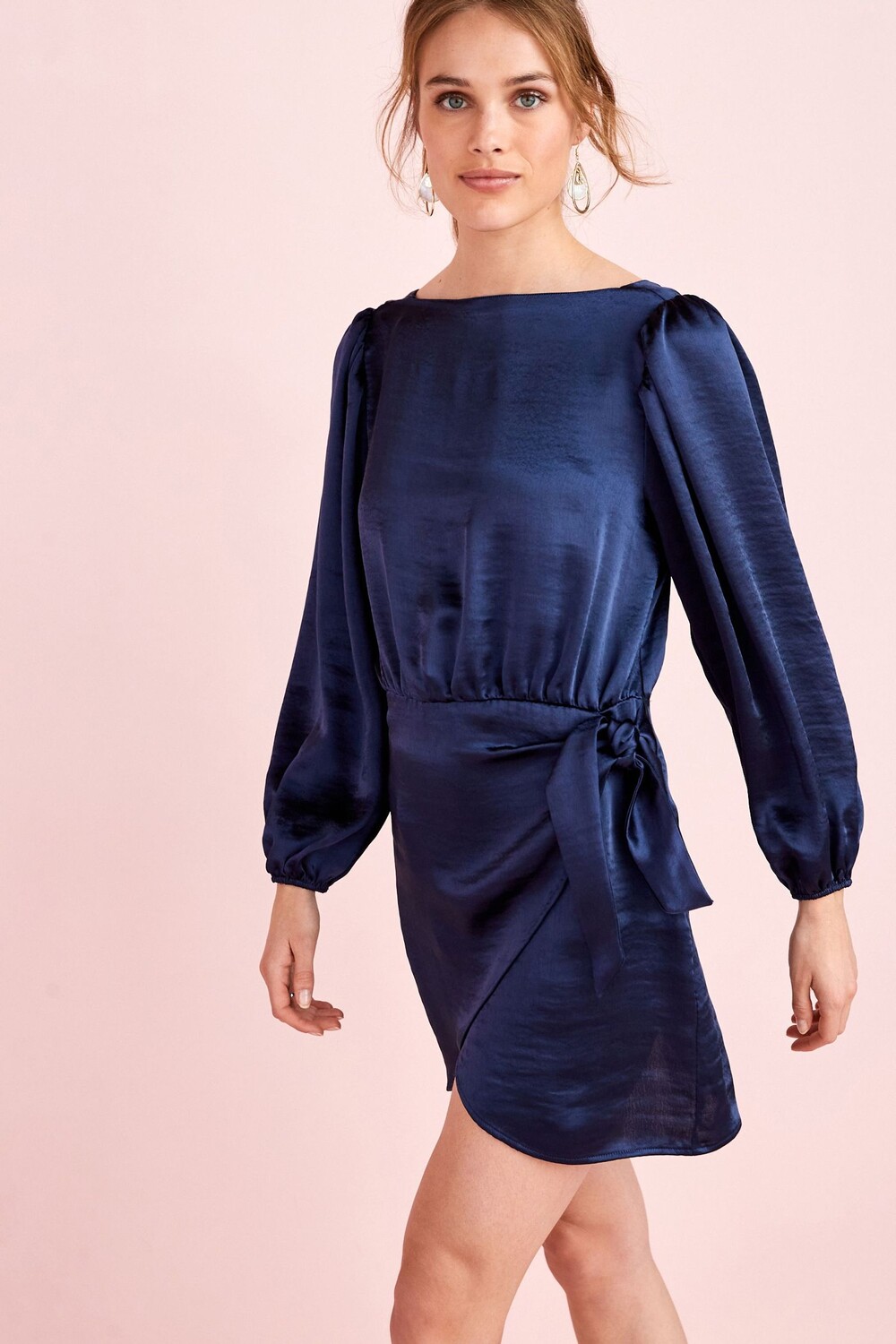 Короткое атласное платье завязанное на талии Next, синий
Короткое атласное платье завязанное на талии Next, синий