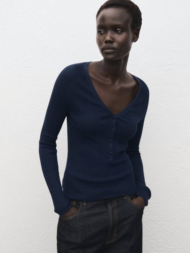 Вязаный джемпер Soju с V-образным вырезом Mango, Navy
Вязаный джемпер Soju с V-образным вырезом Mango, Navy