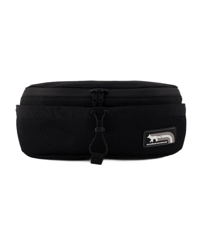 Черная нейлоновая поясная сумка с магнитной застежкой Maison Kitsunã, черный
Черная нейлоновая поясная сумка с магнитной застежкой Maison Kitsunã, черный