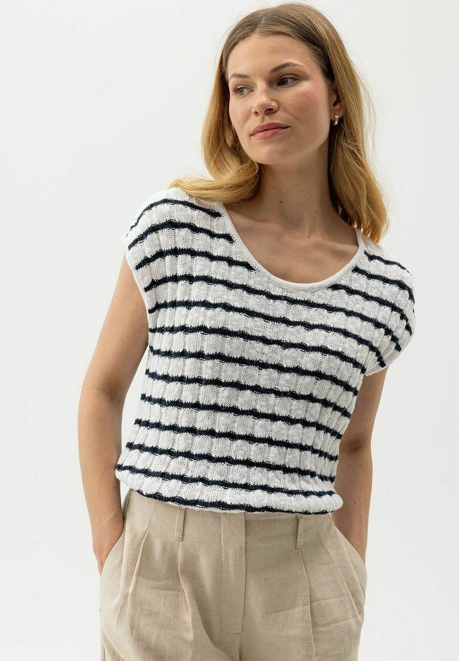 Футболка с принтом JUNI CAPSLEEVE Holebrook, темно-синий
Футболка с принтом JUNI CAPSLEEVE Holebrook, темно-синий