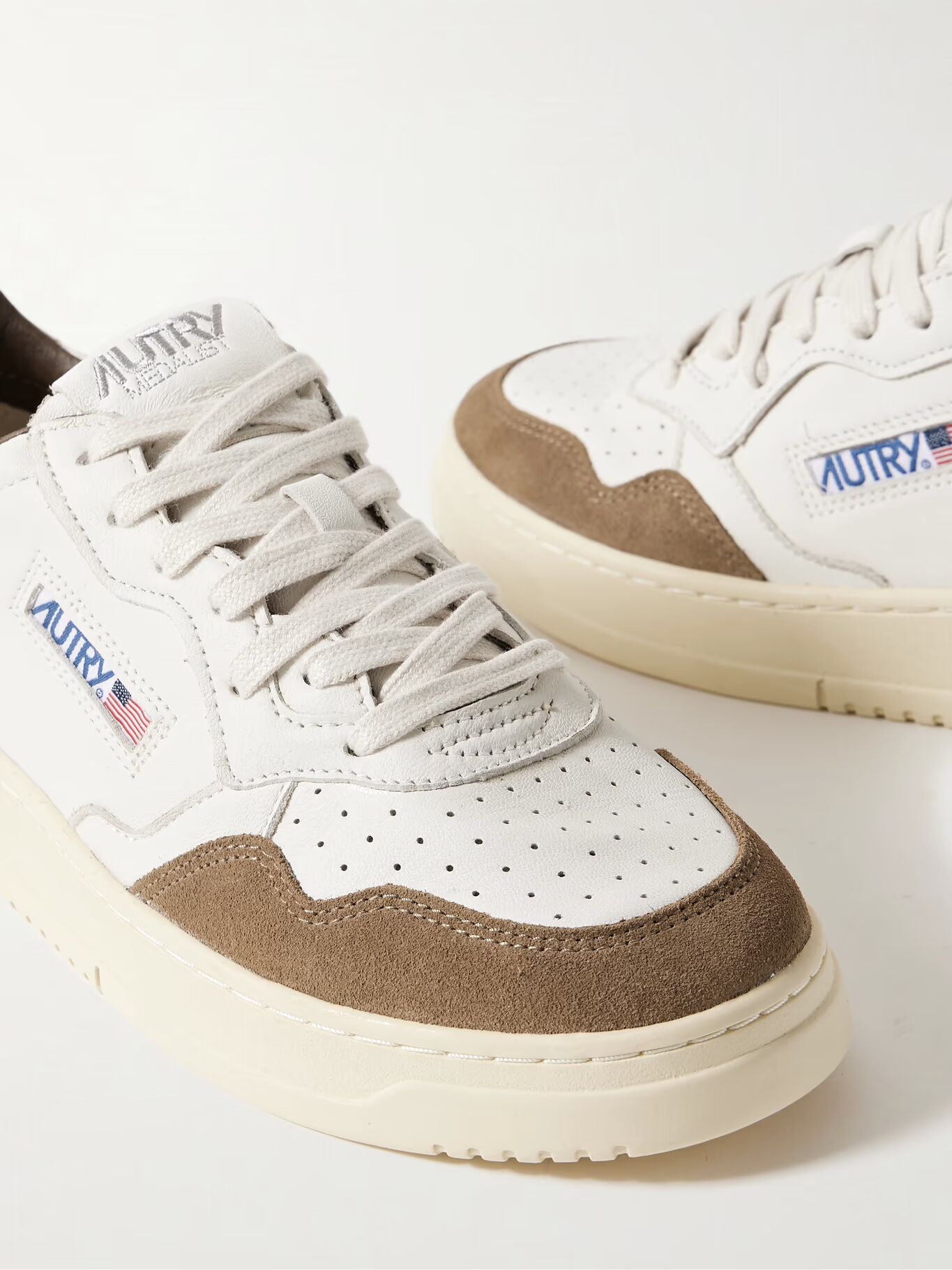 Кроссовки Medalist из кожи с замшевой отделкой AUTRY, белый
Кроссовки Medalist из кожи с замшевой отделкой AUTRY, белый