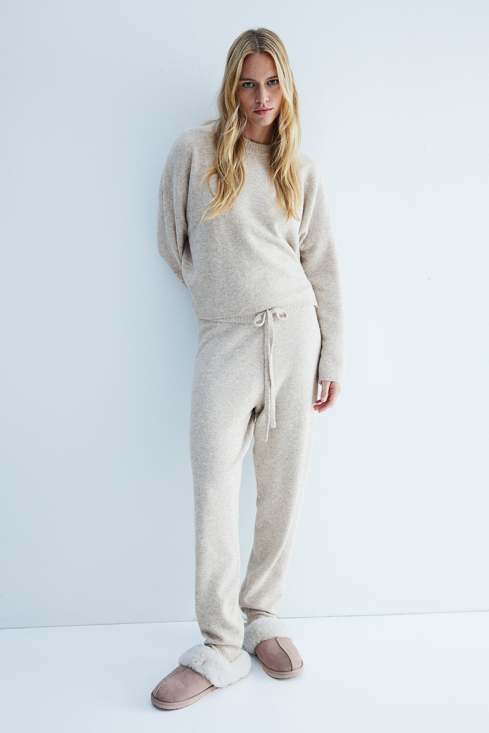 Джоггеры тонкой вязки H&M, бежевый
Джоггеры тонкой вязки H&M, бежевый