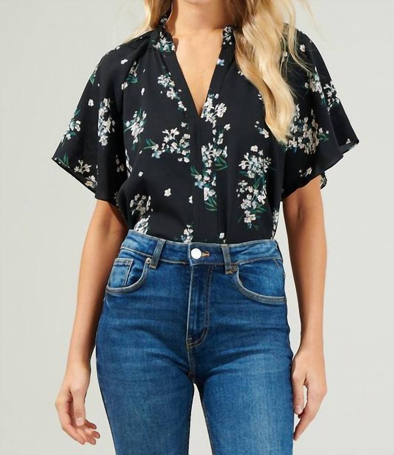 Черная блузка с цветочным принтом и рюшами на V-образном вырезе Magnolia SUGARLIPS
Черная блузка с цветочным принтом и рюшами на V-образном вырезе Magnolia SUGARLIPS