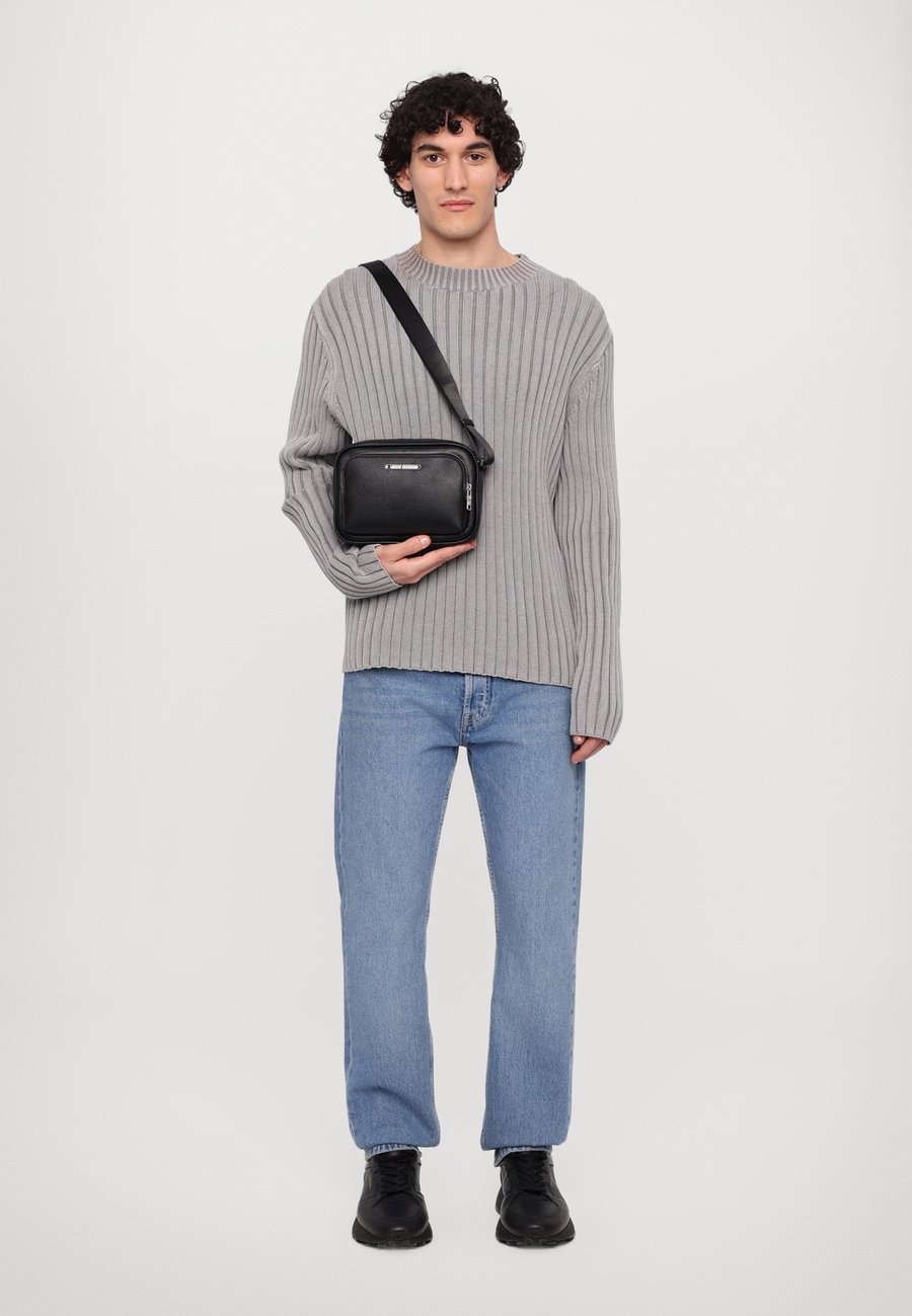 Сумка кросс-боди Armani Exchange OKINAWA UNISEX, Black
Сумка кросс-боди Armani Exchange OKINAWA UNISEX, Black