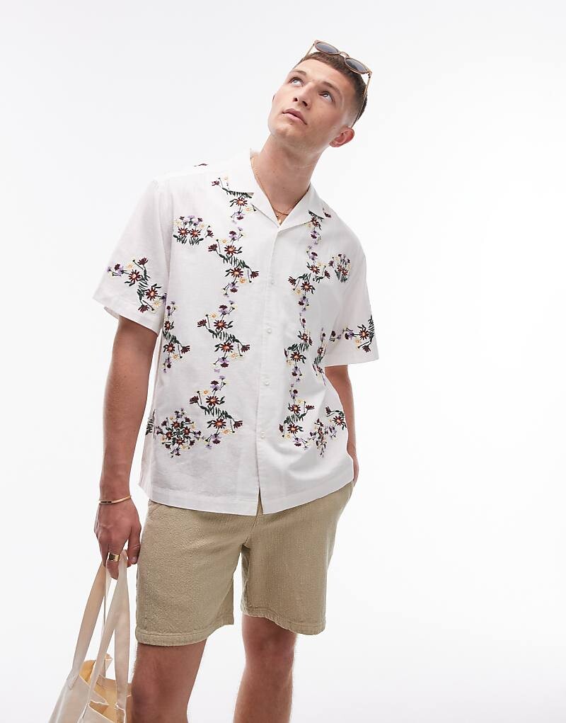 Рубашка Topman с короткими рукавами белого цвета свободного кроя и цветочной вышивкой
Рубашка Topman с короткими рукавами белого цвета свободного кроя и цветочной вышивкой
