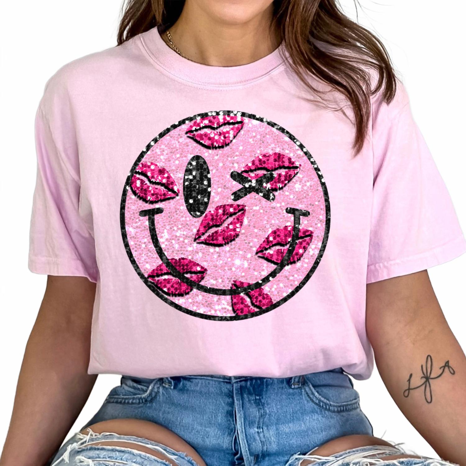 Футболка Smiley Kiss в розовом цвете Gildan
Футболка Smiley Kiss в розовом цвете Gildan