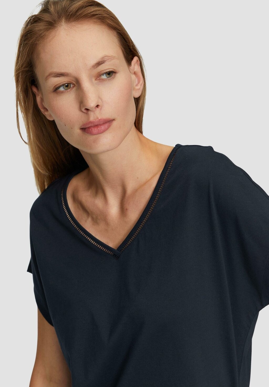 Базовая футболка IM MIT STICKEREI AM V-AUSSCHNITT s.Oliver, черный
Базовая футболка IM MIT STICKEREI AM V-AUSSCHNITT s.Oliver, черный