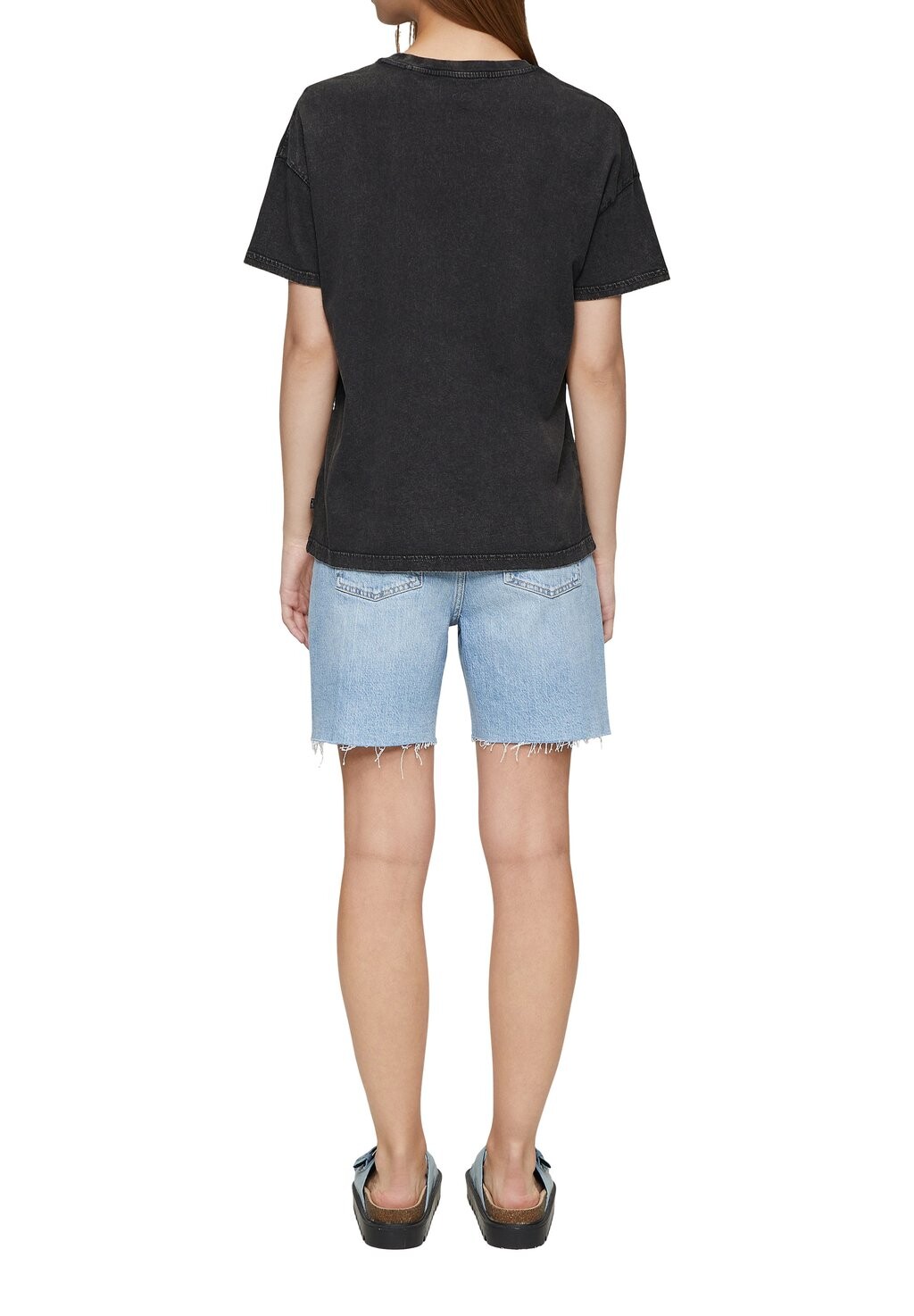 Принт на футболке QS, черный
Принт на футболке QS, черный