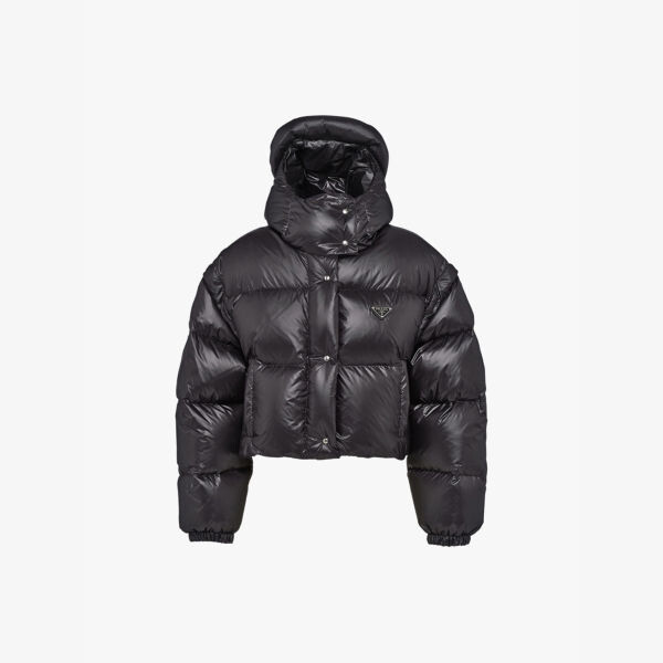 Укороченная куртка-пуховик с логотипом-пластикой Prada, черный
Укороченная куртка-пуховик с логотипом-пластикой Prada, черный