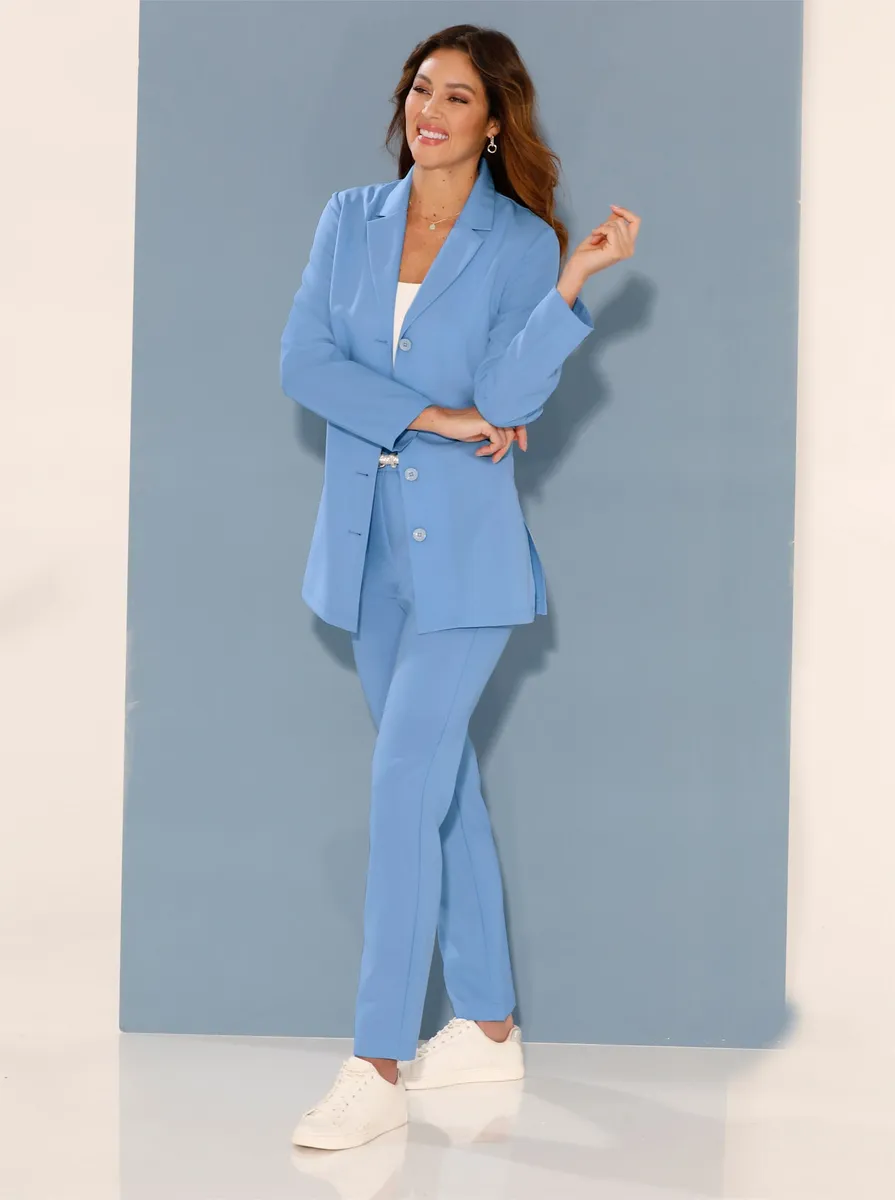 Неопределенный брючный костюм, голубой
Неопределенный брючный костюм, голубой