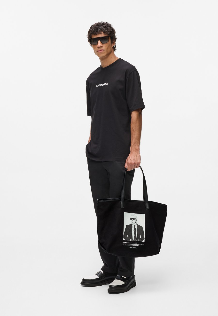 Сумка-шоппер KARL LAGERFELD ARTWORK UNISEX, Black
Сумка-шоппер KARL LAGERFELD ARTWORK UNISEX, Black