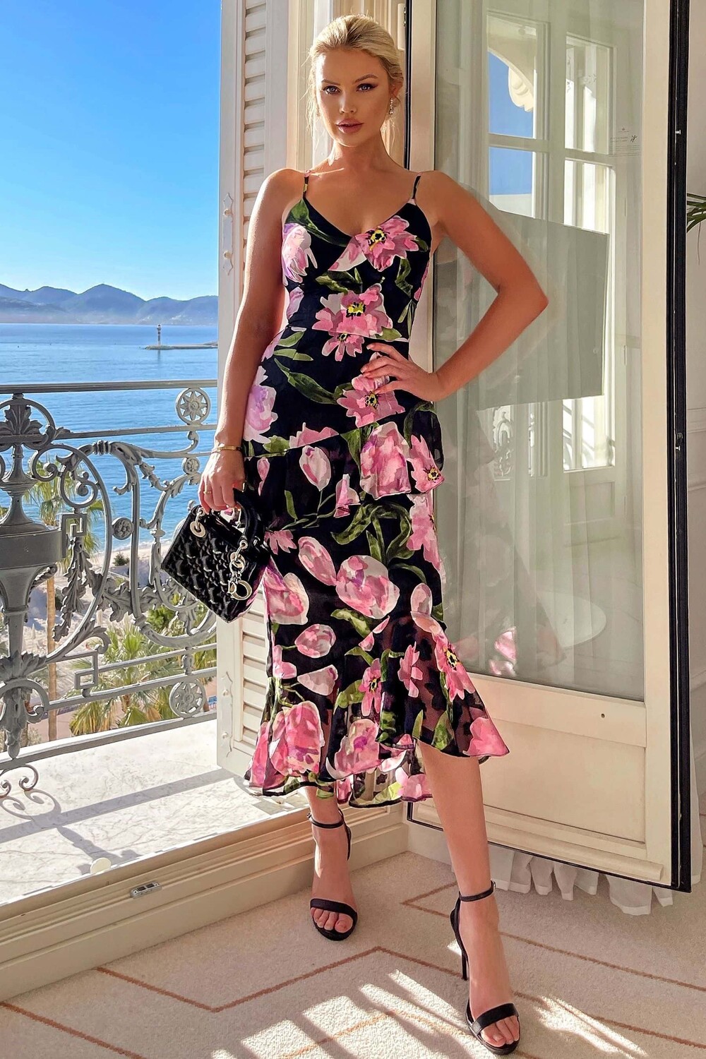 Платье средней длины с неровным низом кружевной вышивкой и рюшами Ax Paris, черный
Платье средней длины с неровным низом кружевной вышивкой и рюшами Ax Paris, черный