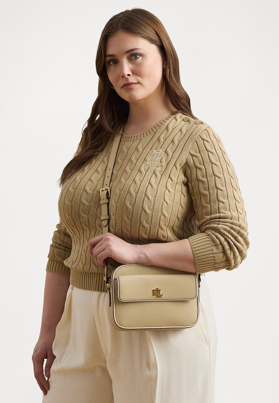 Сумка кросс-боди Lauren Ralph Lauren TWO TONE LEATHER MEDIUM MARCY CAMERA BAG, Sand Dune/Soft White/Sand
Сумка кросс-боди Lauren Ralph Lauren TWO TONE LEATHER MEDIUM MARCY CAMERA BAG, Sand Dune/Soft White/Sand