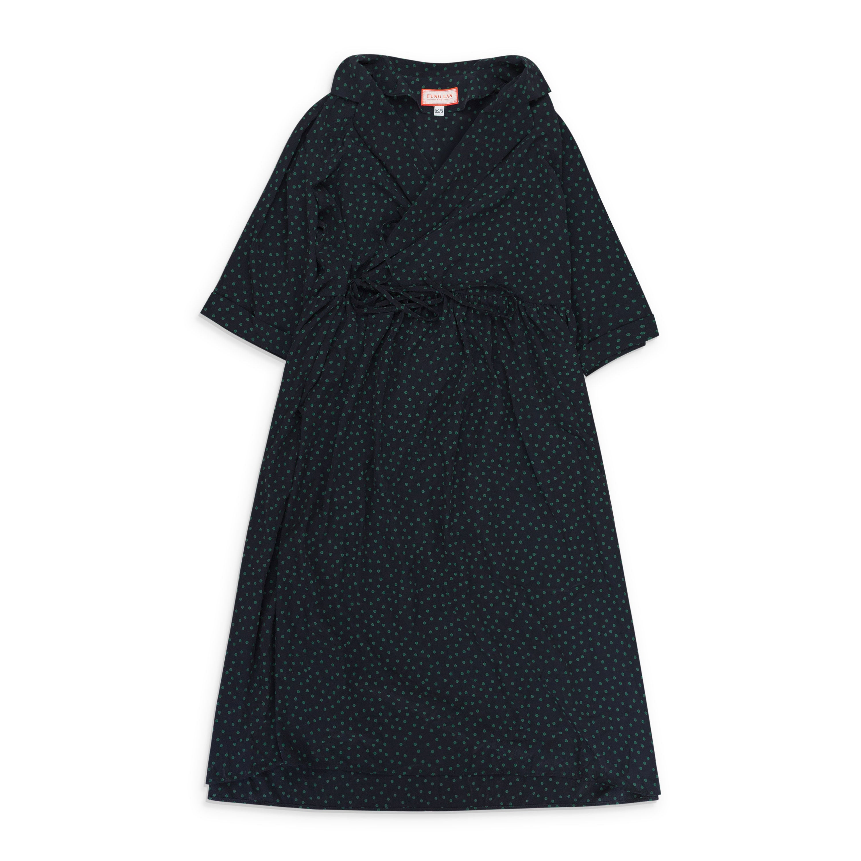 Синее платье с зеленым горошком и запахом Fung Lan and Co.
Синее платье с зеленым горошком и запахом Fung Lan and Co.