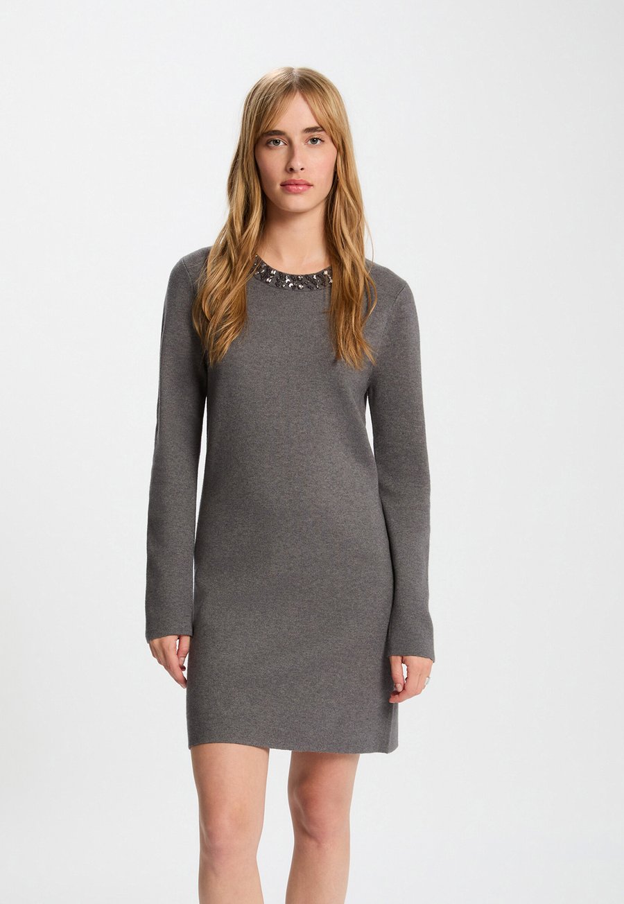 Платье Morgan SHORT WITH EMBELLISHED NECK, Gris Foncé/Dark Grey
Платье Morgan SHORT WITH EMBELLISHED NECK, Gris Foncé/Dark Grey