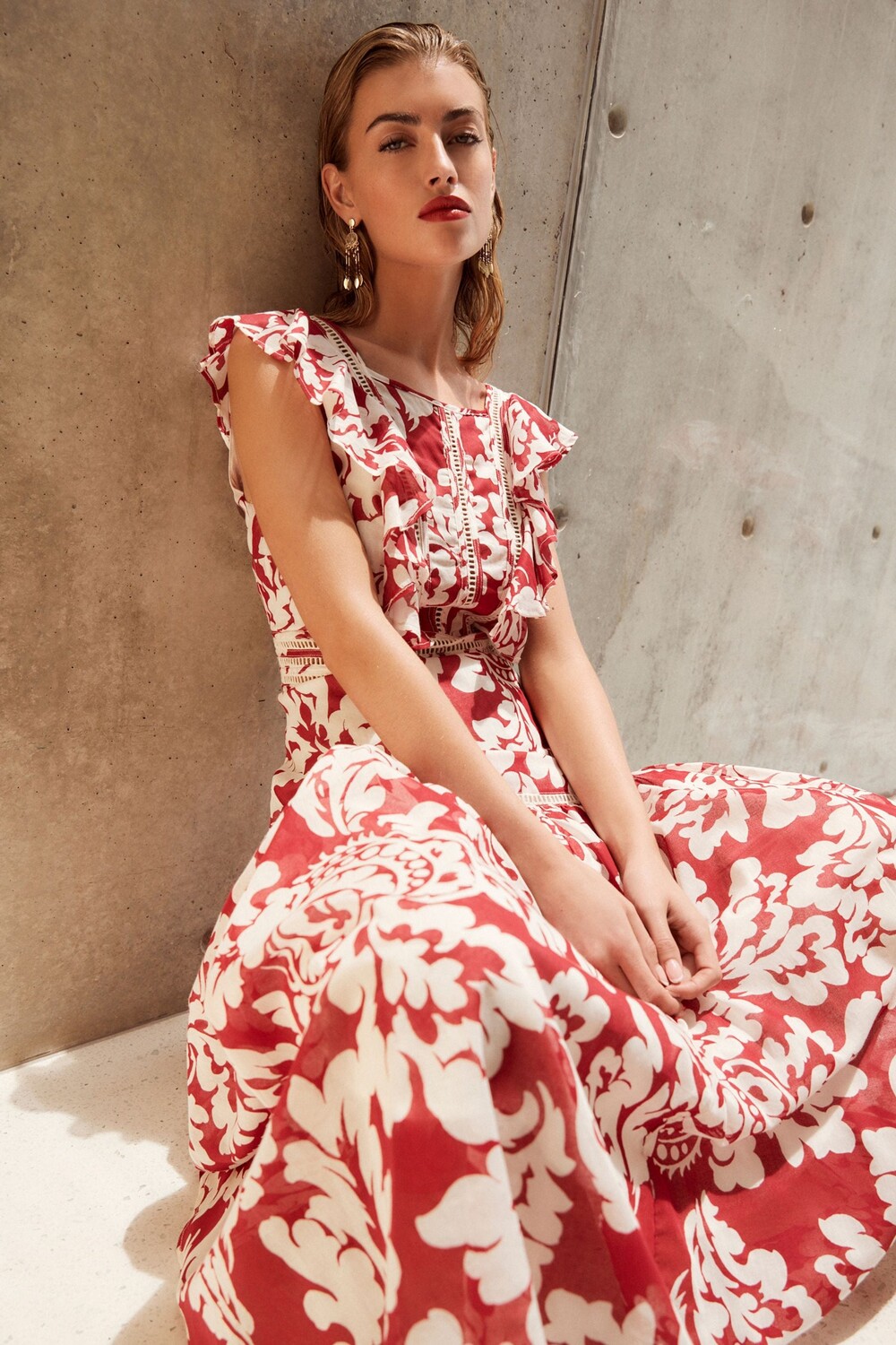 Платье макси без рукавов со сборками и кружевной вставкой Next, красный
Платье макси без рукавов со сборками и кружевной вставкой Next, красный