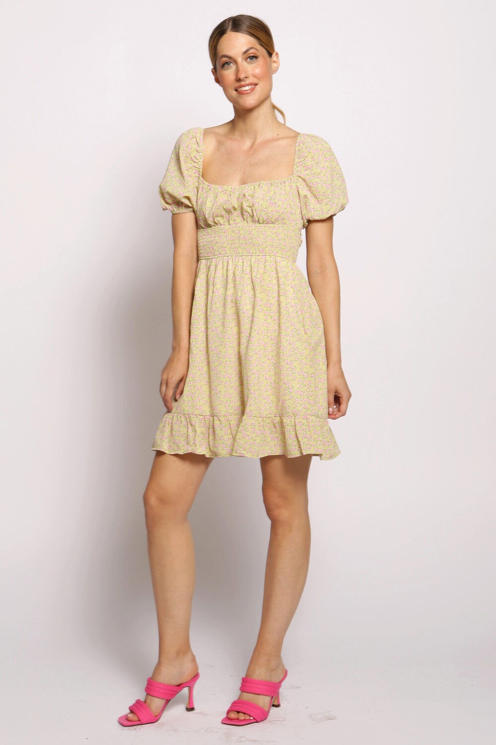 Мини-платье с цветочным принтом и зауженной талией Cutie London, зеленый
Мини-платье с цветочным принтом и зауженной талией Cutie London, зеленый