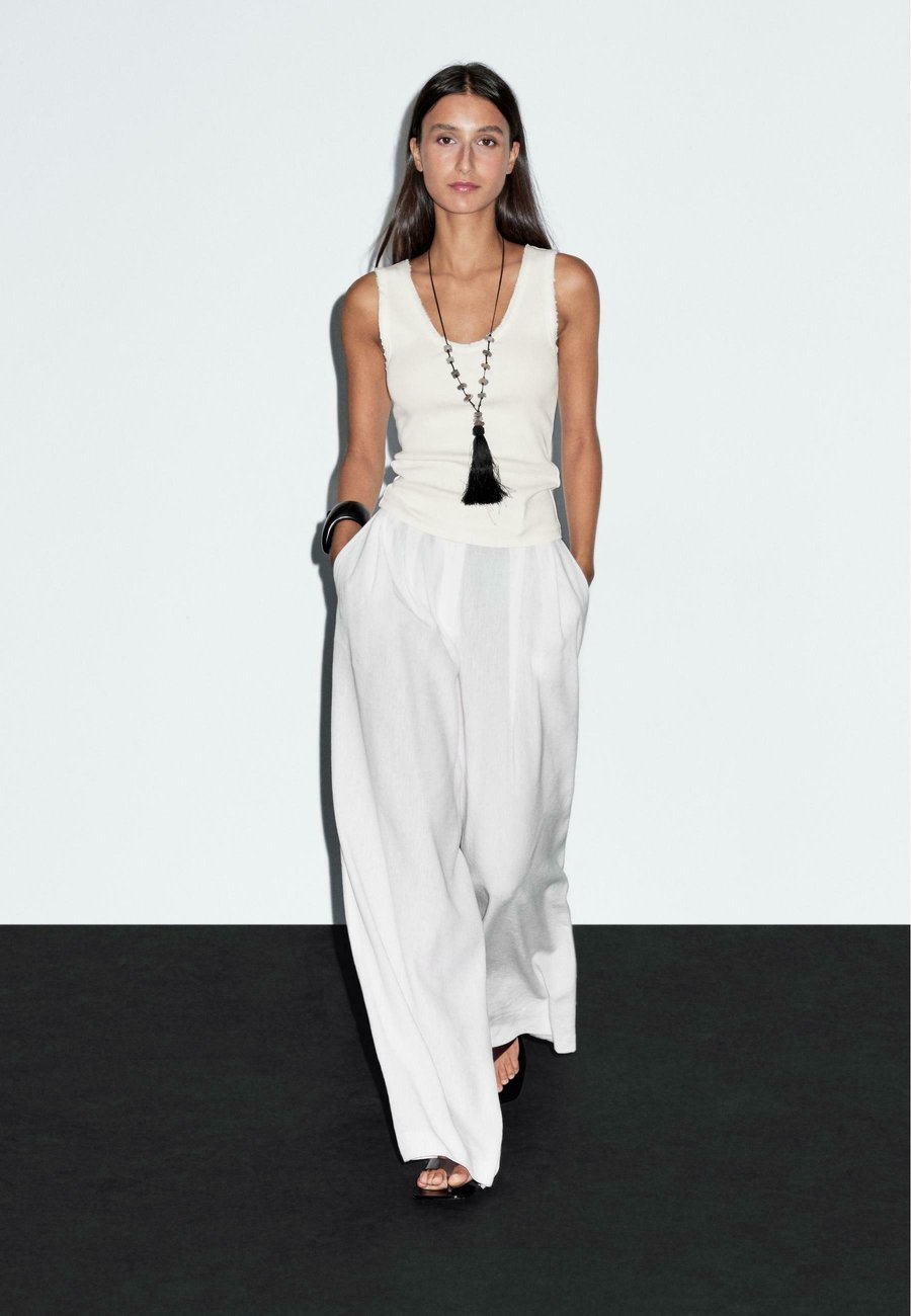 Топ Massimo Dutti ROUND NECK WITH FRAYED PIPING, White
Топ Massimo Dutti ROUND NECK WITH FRAYED PIPING, White