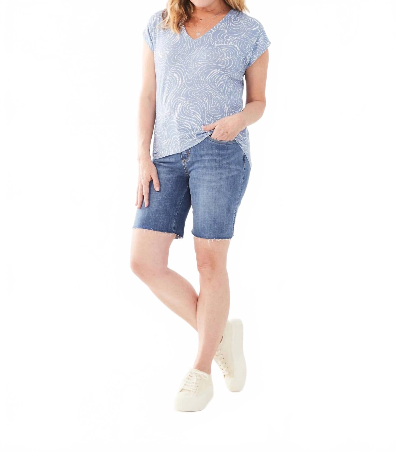 Футболка с V-образным вырезом и короткими рукавами в синем цвете FDJ
Футболка с V-образным вырезом и короткими рукавами в синем цвете FDJ