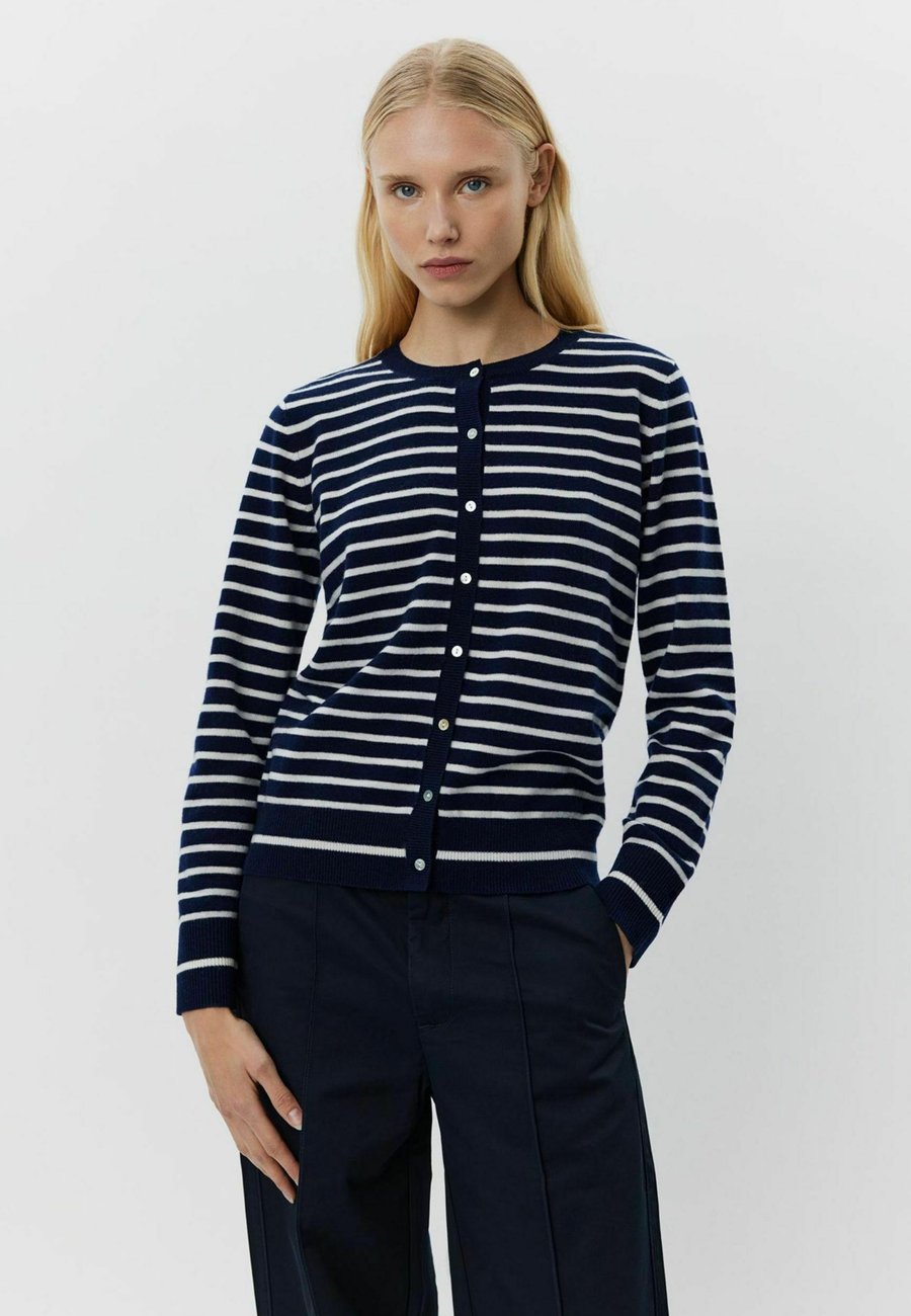 Кардиган Sofie Schnoor Cardigan, Dark Blue Striped/Dark Blue
Кардиган Sofie Schnoor Cardigan, Dark Blue Striped/Dark Blue