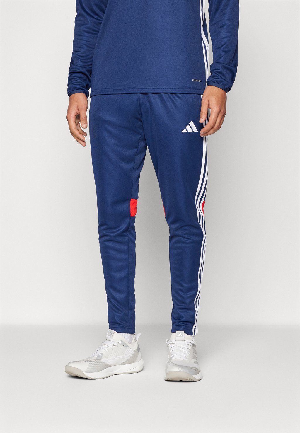 Спортивные брюки TIRO ESSENTIALS adidas Performance, темно-синий
Спортивные брюки TIRO ESSENTIALS adidas Performance, темно-синий