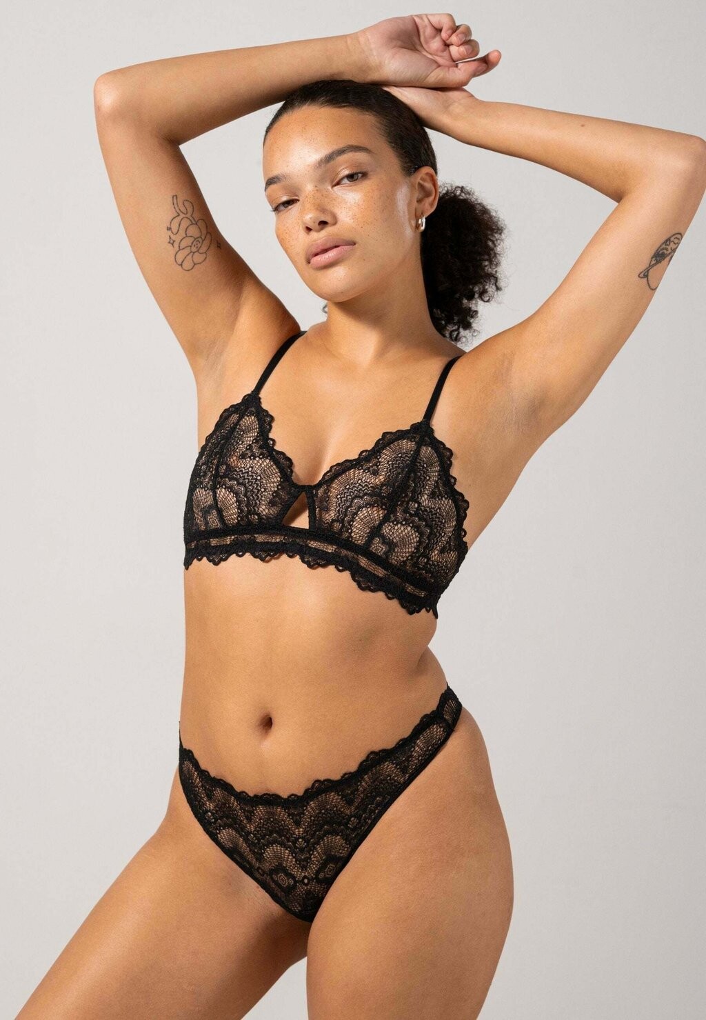 Треугольный бюстгальтер LACE CUT-OUT BRALETTE Understatement, черный
Треугольный бюстгальтер LACE CUT-OUT BRALETTE Understatement, черный