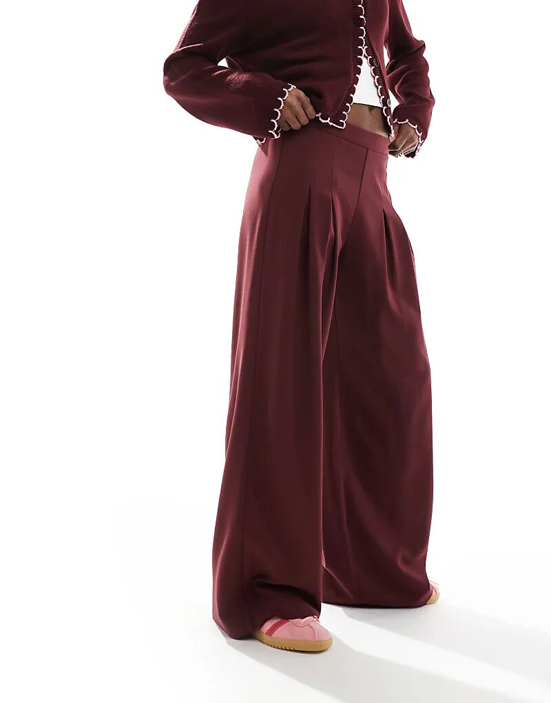 Строгие брюки со складками и широкими штанинами бордового цвета ASOS DESIGN
Строгие брюки со складками и широкими штанинами бордового цвета ASOS DESIGN