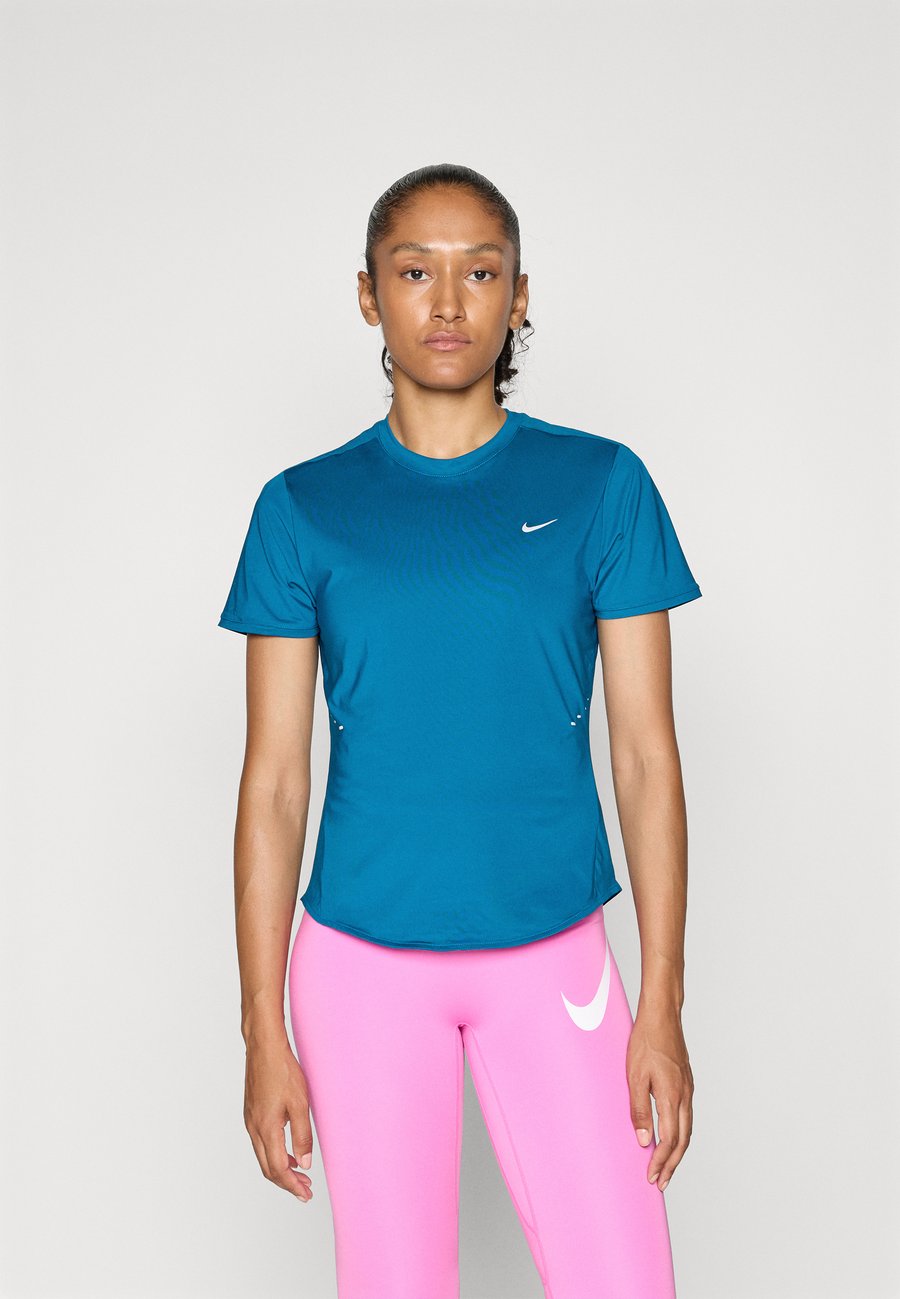 Футболка Nike Performance SWIFT TOP, Green Abyss/Reflective Silver-Coloured/Teal
Футболка Nike Performance SWIFT TOP, Green Abyss/Reflective Silver-Coloured/Teal