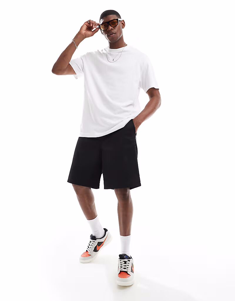 Мешковатые шорты-чиносы Jack & Jones из плотного твила черного цвета
Мешковатые шорты-чиносы Jack & Jones из плотного твила черного цвета