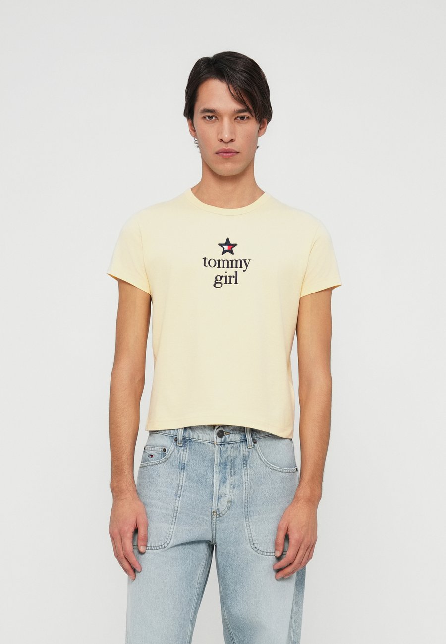 Футболка Tommy Jeans STAR GRAPHIC UNISEX, Custard Cream/Light Yellow, Желтый, Футболка Tommy Jeans STAR GRAPHIC UNISEX, Custard Cream/Light Yellow
Футболка Tommy Jeans STAR GRAPHIC UNISEX, Custard Cream/Light Yellow, Желтый, Футболка Tommy Jeans STAR GRAPHIC UNISEX, Custard Cream/Light Yellow