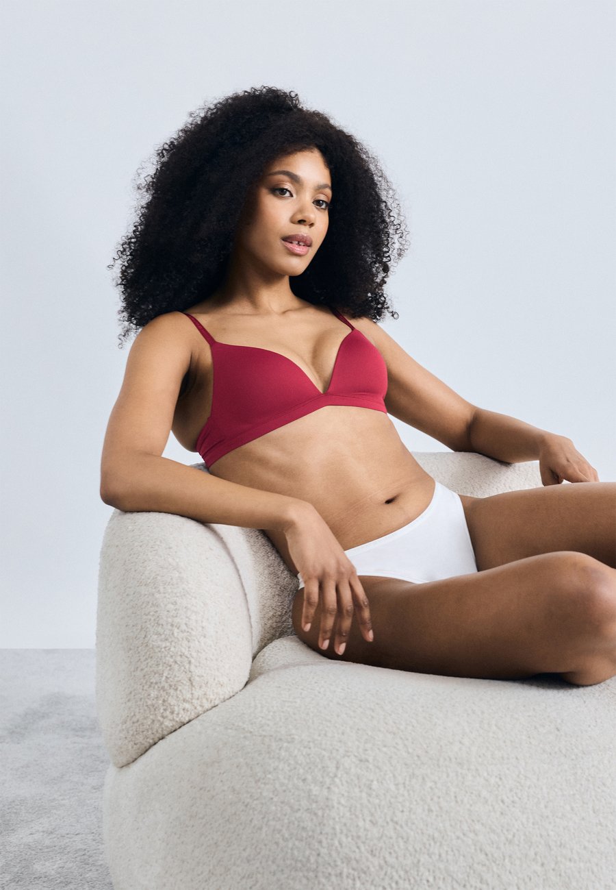 Бюстгальтер Tommy Hilfiger MICRO ESSENTIALS PADDED TRIANGLE, Rouge/Red
Бюстгальтер Tommy Hilfiger MICRO ESSENTIALS PADDED TRIANGLE, Rouge/Red