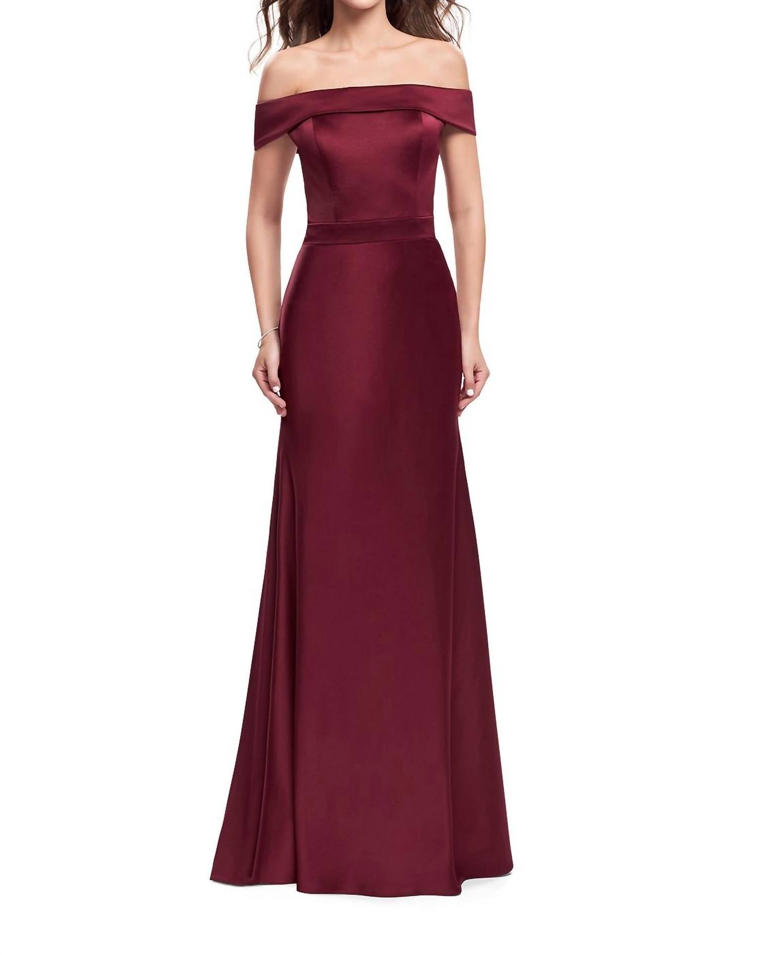 Бордовое платье с открытыми плечами и расклешенным подолом La Femme
Бордовое платье с открытыми плечами и расклешенным подолом La Femme