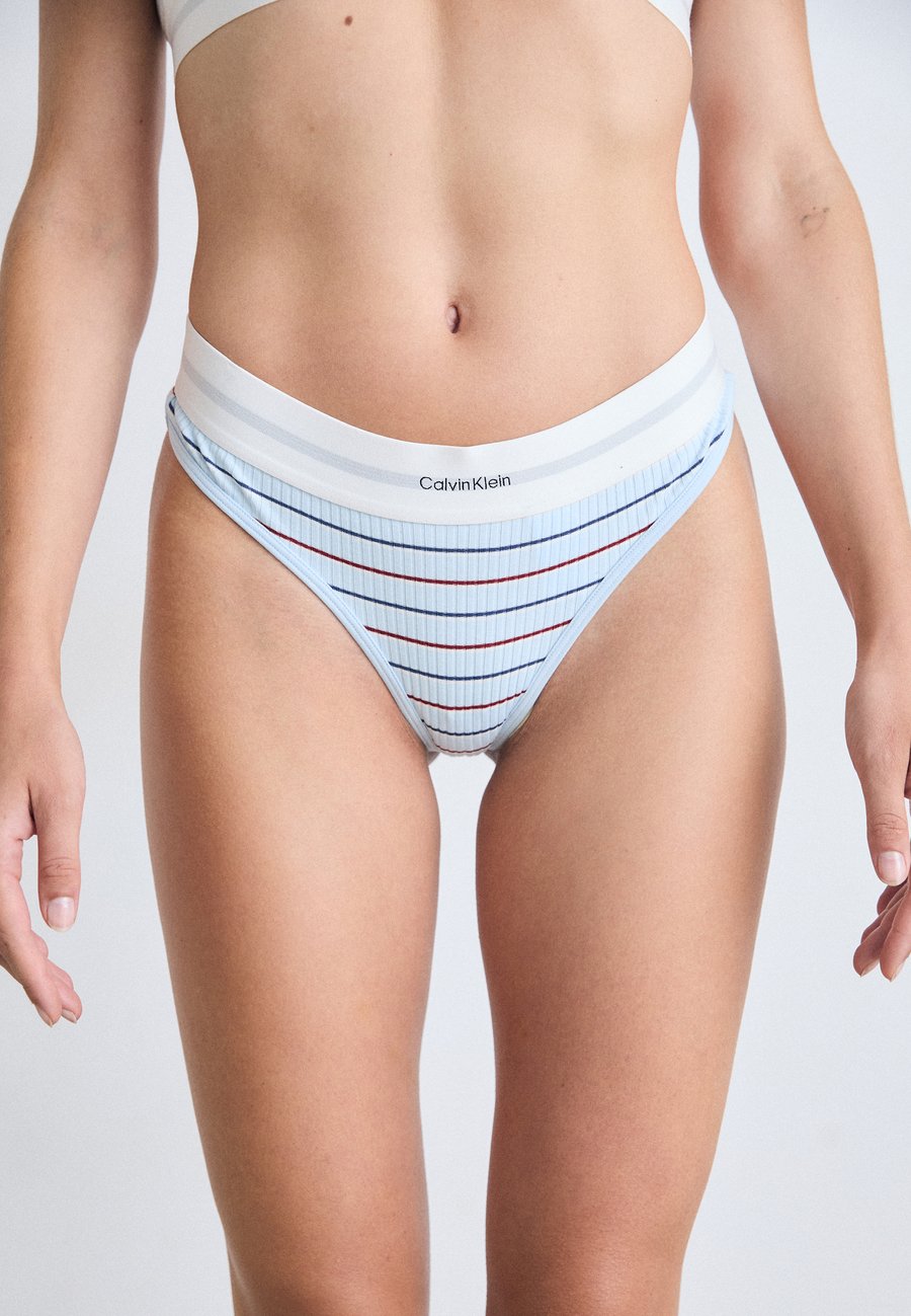 Трусы Calvin Klein Underwear THONG STRETCH , Ice Water/Multi-Coloured
Трусы Calvin Klein Underwear THONG STRETCH , Ice Water/Multi-Coloured