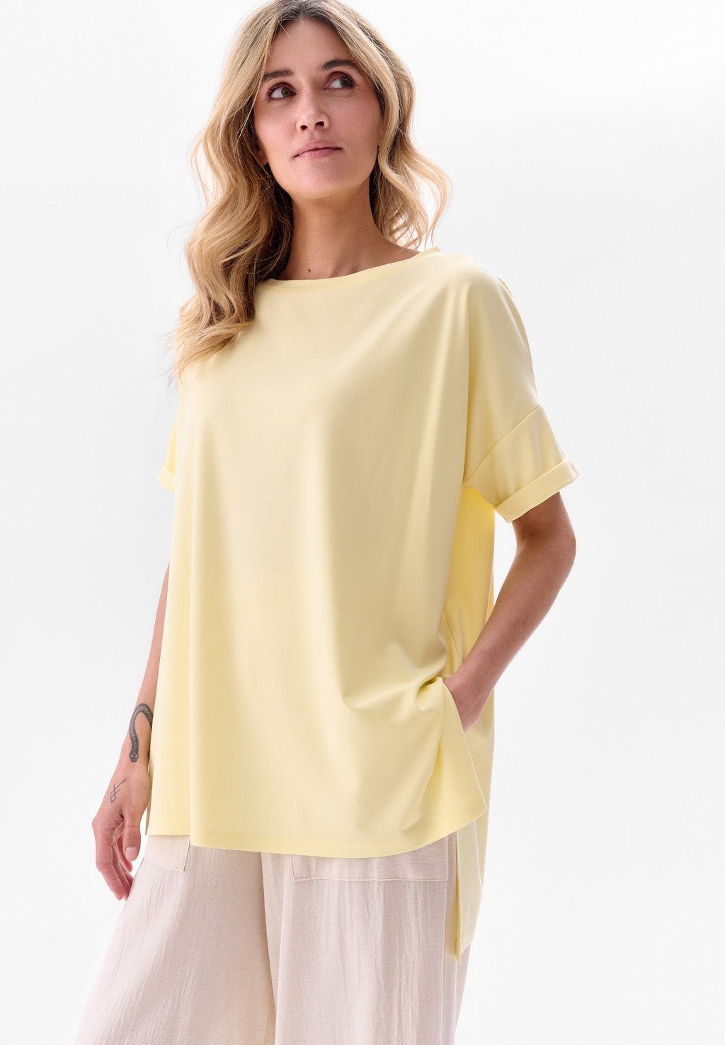 Базовая футболка RENZI blue shadow, желтый
Базовая футболка RENZI blue shadow, желтый