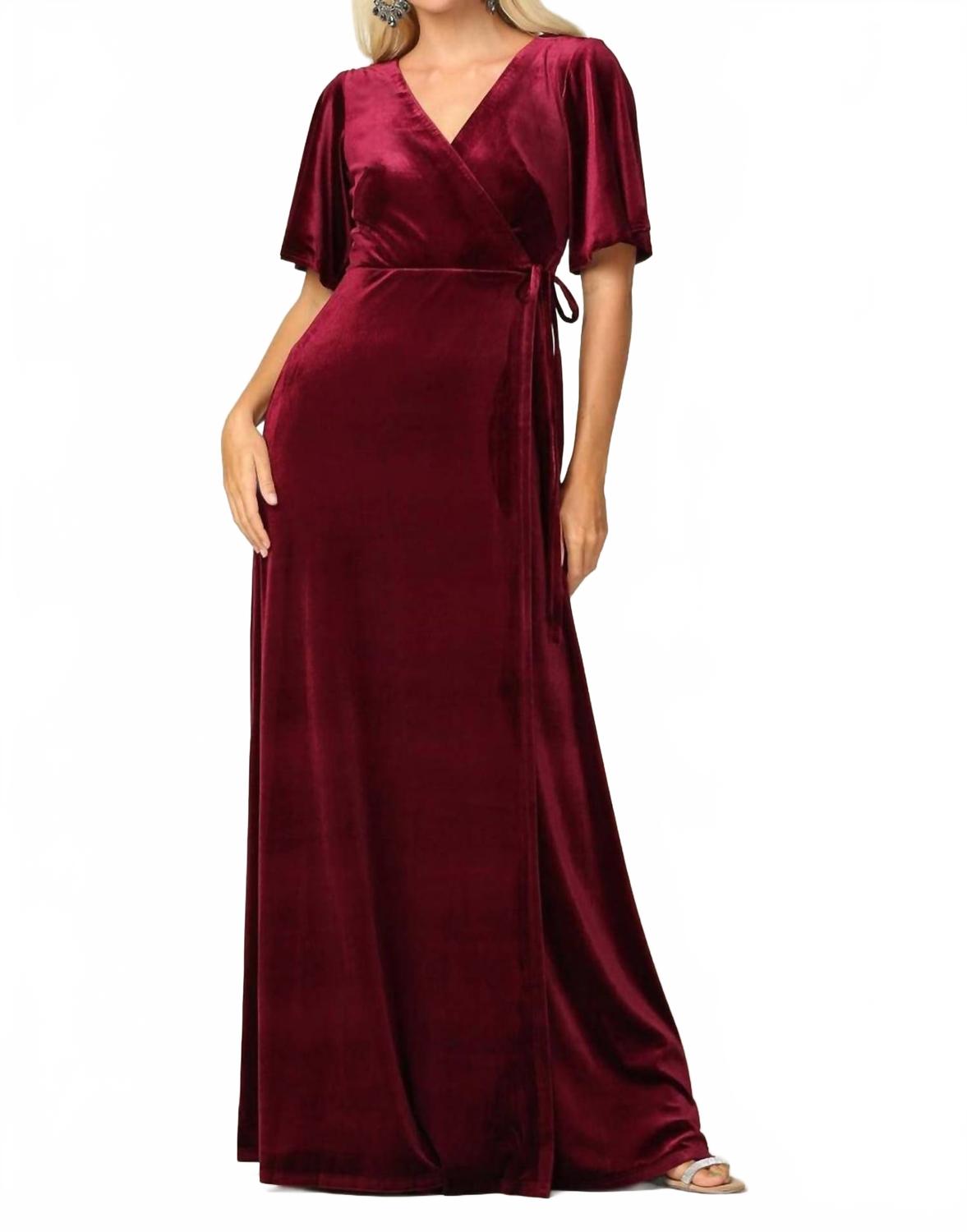 Платье Oslo Flutter с рукавами до локтя и запахом из бархата в бордовом цвете Eva
Платье Oslo Flutter с рукавами до локтя и запахом из бархата в бордовом цвете Eva