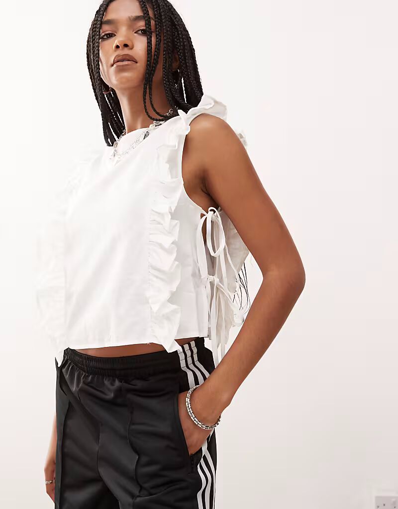 Топ Reclaimed Vintage с завязками сбоку и оборками цвета слоновой кости
Топ Reclaimed Vintage с завязками сбоку и оборками цвета слоновой кости