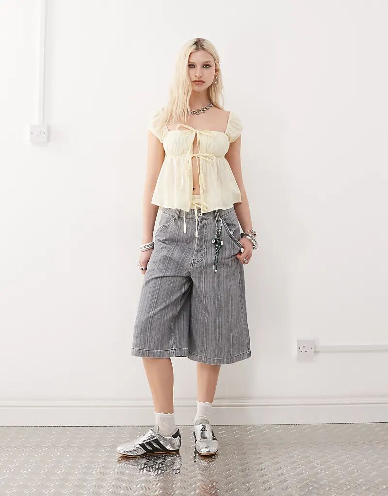 COLLUSION Мешковатые шорты в серую полоску
COLLUSION Мешковатые шорты в серую полоску