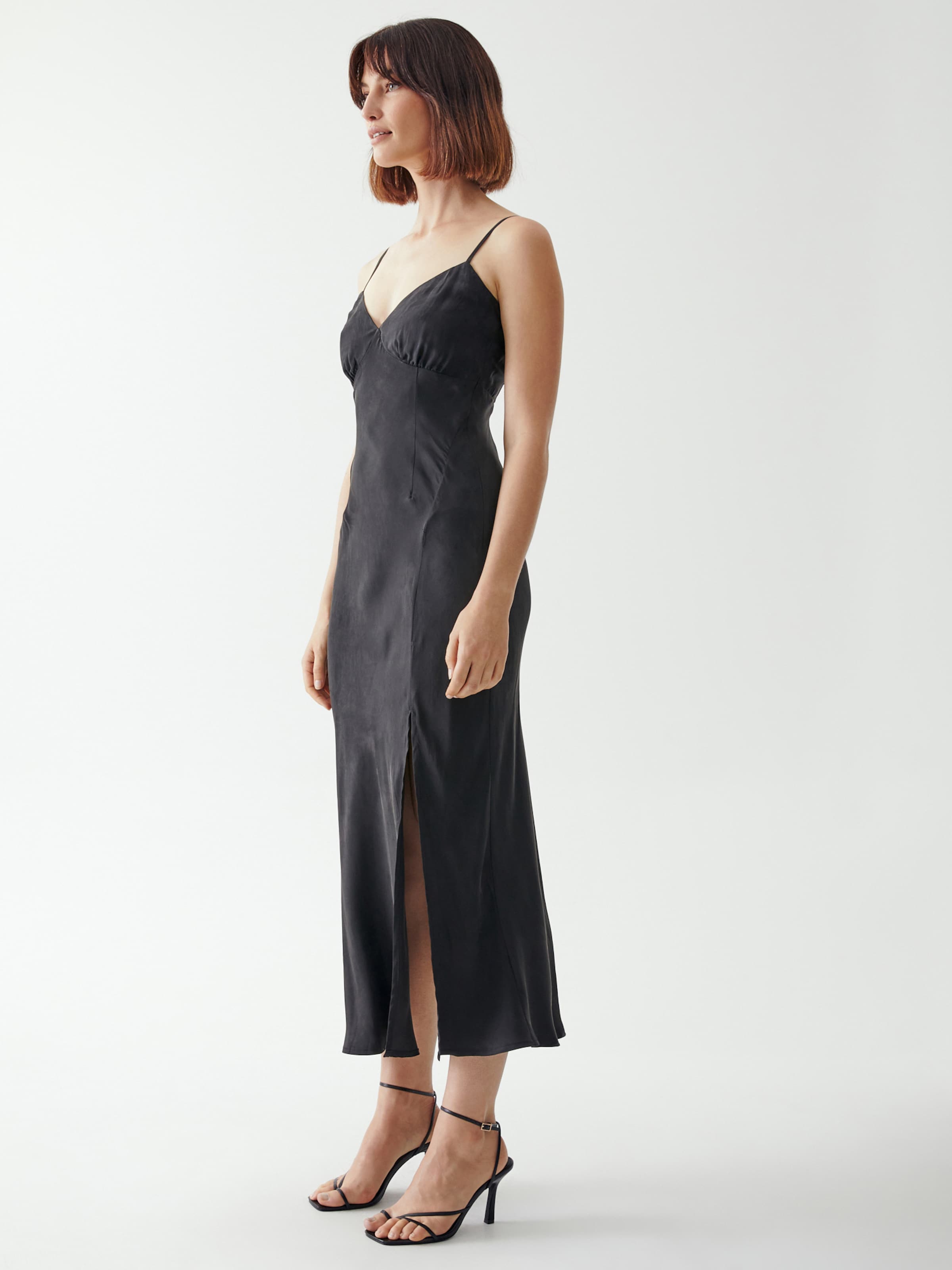 St MRLO Платье 'Kyrie' в черном цвете
St MRLO Платье 'Kyrie' в черном цвете